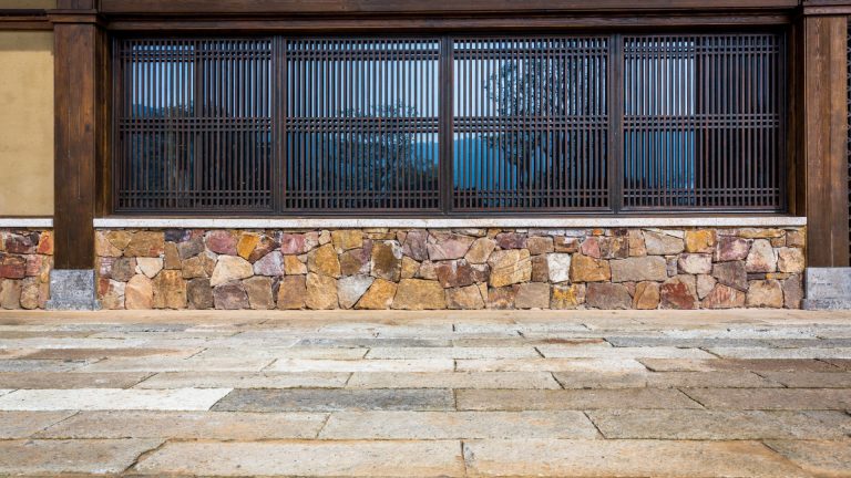 Le carrelage travertin pour une terrasse extérieure robuste